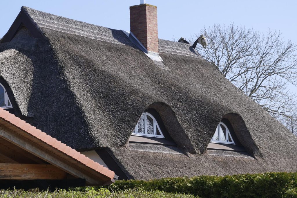 Een dakkapel kan meerwaarde geven aan je huis wanneer je deze zou verkopen. De verkoopprijs zal iets stijgen wanneer je een dakkapel hebt. De waarde is afhankelijk van de uiteindelijke afwerking van de dakkapel. Misschien vraag jij jezelf af of het snel is terugverdiend als je een dakkapel zou laten plaatsen. Hoeveel is de waardevermeerdering bij een dakkapel laten plaatsen. In dit artikel leggen we je alles uit over de meerwaarde van een dakkapel. Een dakkapel laten plaatsen is een goede investering Een dakkapel zorgt voor een directe meerwaarde aan je huis. Het is ook een flinke investering die je maakt. Een dakkapel laten plaatsen kost geld. Je moet alleen je beseffen dat het niet alleen een kostenpost is maar ook een goede investering. Er worden ruimtes efficiënter gebruikt en kamers zullen meer licht krijgen. De meerwaarde van je huis zal direct stijgen bij het plaatsen van een dakkapel. Bij het verkopen van je huis zal de verkoopprijs ook stijgen. Hoe hoog je investering is en hoeveel meerwaarde dit zal hebben is afhankelijk van een aantal factoren. Het materiaal van het dakkapel is van belang. Een houten dakkapel is goedkoop maar vraagt om meer onderhoud. Een kunststof dakkapel laten plaatsen is duurder maar vraagt om minder onderhoud. Een kunststof dakkapel zal daarom ook zorgen voor een hogere meerwaarde dan een houten dakkapel. De afwerking van het dakkapel bepaalt ook de meerwaarde van je huis. Denk hierbij aan de grootte van het dakkapel, het soort glas dat je gebruikt maar ook de kwaliteit van het dakkapel is belangrijk. Hoe hoger jij investeert in een dakkapel laten plaatsen, hoe hoger zal de meerwaarde zijn aan je huis. Meer ruimte creëren door een dakkapel Als je een zolder hebt met weinig ruimte en schuine daken dan kan een dakkapel dit verhelpen. Met een dakkapel laten plaatsen creëer je meer ruimte. Omdat je een dakkapel plaatst zul je meer ruimte hebben op de zolder. Met schuine daken kun je vaak niet recht lopen en heb je minder ruimte tot je beschikking. Het dakkapel lost dat probleem op. Een goede meerwaarde voor je zolder omdat je extra ruimte hebt. Het woonoppervlak dat gecreëerd wordt door een dakkapel zorgt ook voor een grote meerwaarde. Bijvoorbeeld als je een grote zolder hebt waar je een of twee dakkapellen kunt plaatsen, dan is dat een goede investering want je zult behoorlijk meer ruimte maken wat voor een goede prijsstijging zorgt voor je huis. De woonoppervlakte van je huis heeft altijd invloed op de prijs. Bespaar energiekosten met een dakkapel Een zolder of een andere ruimte kunnen weinig lichtinval hebben. Wil je om die reden een dakkapel laten plaatsen dan creëer je meer licht in de ruimte. Het dakkapel zorgt voor meer lichtinval waardoor je kunt besparen op energiekosten. Je hoeft minder het licht aan te doen in de ruimte waar het dakkapel is geplaatst. Je krijgt met een dakkapel meer natuurlijk licht. De zon in de winter zou ervoor kunnen zorgen dat de zolder wordt opgewarmd. Je hoeft dan minder energie te gebruiken. Een verwarming aanzetten is dan niet meer altijd nodig. Je zult dit zeker gaan merken in de energiekosten wanneer je een dakkapel hebt geplaatst. De zolder kun je in de zomer koel houden door een zonwering of met airconditioning. Het isolatiemateriaal dat in de dakkapel gebruikt wordt kan in de zomer de warmte buitenhouden en in de winter wordt de warmte binnen gehouden. Een dakkapel op een huis met 3 slaapkamers Als je in een ruime villa woont dan zal iets extra ruimte niet veel meerwaarde hebben. Echter woon je bijvoorbeeld in een huis met 3 slaapkamers en ga je een dakkapel plaatsen dan kan dit veel meerwaarde hebben. Als de dakkapellen er namelijk voor zorgen dat je opeens 5 slaapkamers hebt in plaats van 3 dan kun je zeker uitgaan van een flinke meerwaarde van je huis. Er is namelijk extra plaats. De verkoopsnelheid zal toenemen met extra ruimte Als je een of twee dakkapellen hebt laten plaatsen aan je huis stijgt de meerwaarde. Omdat je een dakkapel hebt laten plaatsen zorg je voor meer ruimte in het huis. Bijvoorbeeld een woning met drie slaapkamers die opeens 5 slaapkamers heeft door de dakkapellen zal een interessante schakel worden op de huizenmarkt. Je huis zal door de ruimte opvallen als deze een of twee dakkapellen heeft. De verkoopprijs zal een stuk hoger liggen dan andere huizen in die wijk. De meerwaarde is gestegen door de dakkapel of dakkapellen. Op financieel vlak is een dakkapel een waardevermeerdering en een goede investering. Een dakkapel verhoogt het wooncomfort van een huis en zorgt voor extra ruimte. Het dakkapel moet bij het huis passen en moet iets toevoegen. Dan heb je een goede investering voor langere duur en verdien je het sneller terug. Verfraai je huis met een dakkapel Een dakkapel aan je huis zorgt voor extra ruimte en een betere lichtinval. Een dakkapel laten plaatsen zorgt er ook voor dat een krappe donkere zolder een leefruimte wordt. Het biedt niet alleen daglicht en comfort maar de ruimte wordt er beter door en dat zorgt voor een prijsstijging. Met een dakkapel zorg je voor extra ramen in je huis. Wat zijn de voordelen van een dakkapel laten plaatsen? Een zolder kun je echt deel laten uitmaken van je huis door er een dakkapel aan toe te voegen. Een dakkapel brengt je alleen voordelen. Ten eerste is het een goede investering omdat het meerwaarde geeft aan je huis. Je creëert meer ruimte in je huis door een dakkapel. Je krijgt meer woonoppervlak wanneer je een dakkapel laat plaatsen. Je bespaart energiekosten omdat je meer lichtinval hebt. De isolatie van het dakkapel zorgt ook voor minder energielasten. Het uitzicht vanuit je zolder wordt erdoor beter. Je hebt meer uitzicht door het dakkapel. Je kunt meer van de omgeving zien vanuit je zolderraam. De ramen in een dakkapel zijn vaak groter. Een kunststof dakkapel heeft niet veel onderhoud nodig. Het gaat niet rotten en het isoleert goed.